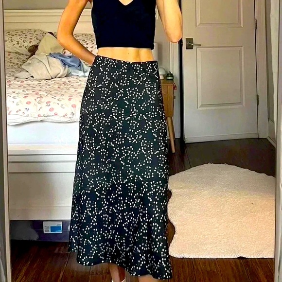 - Urban Outfitters Women's Floral Midi Skirt Black White Flowers Size S/P - Picture 1 of 9
